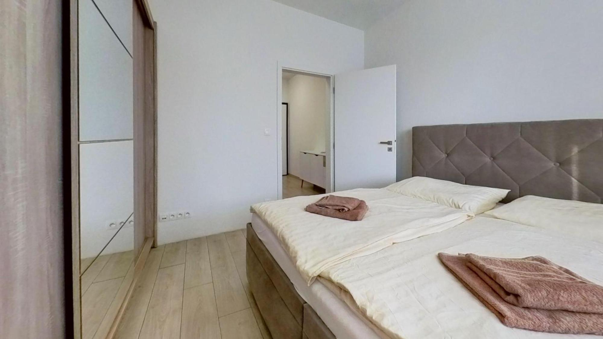 Air-Conditioned 2 Room Apartment, With Terrace, Rovinka, 302 Exteriér fotografie